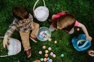 Enfants chasse aux oeufs de Pâques